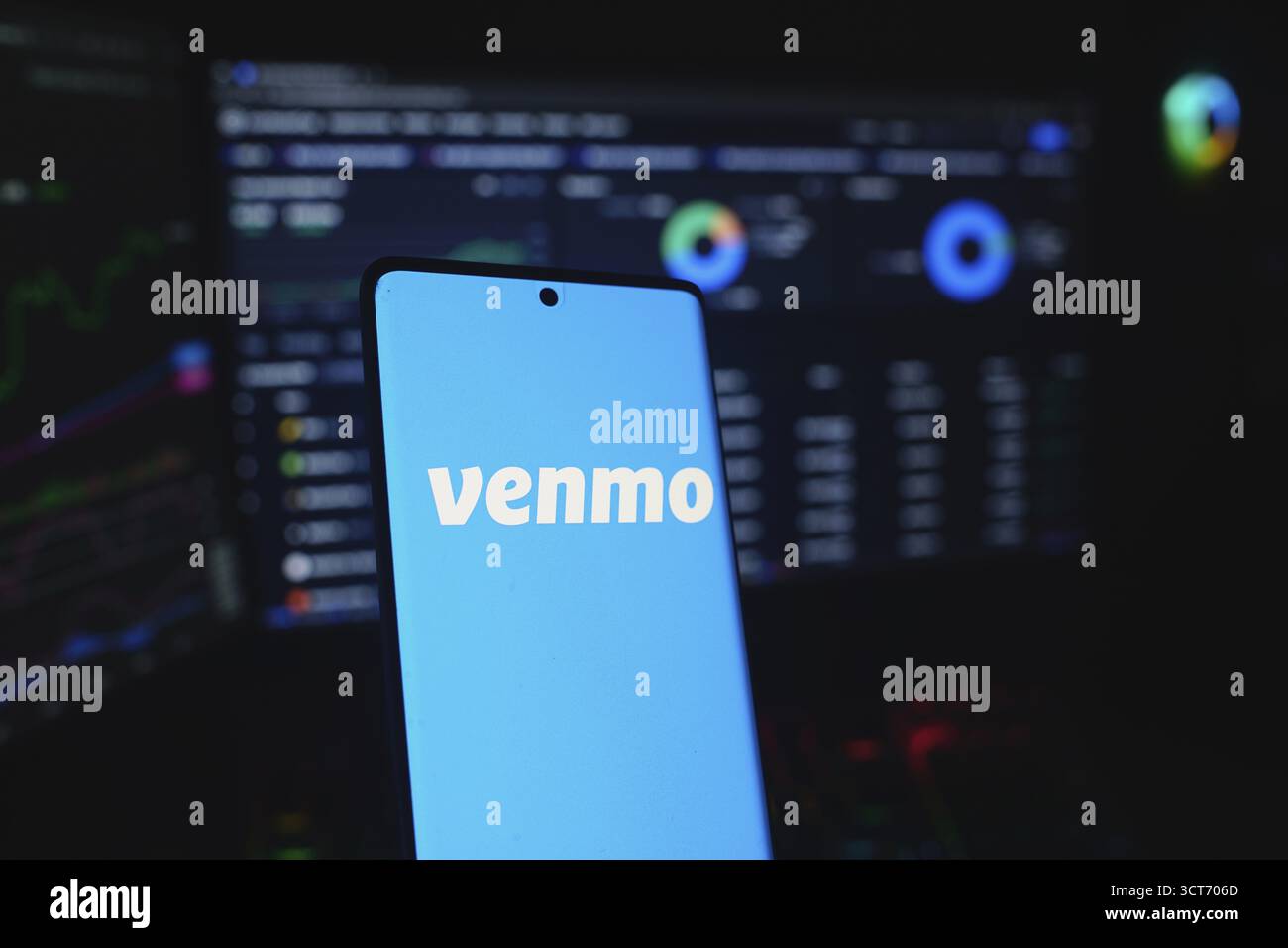 Smartphone mit Venmo-Logo in fettgedrucktem, weißem Text auf Datenbildschirmen Stockfoto