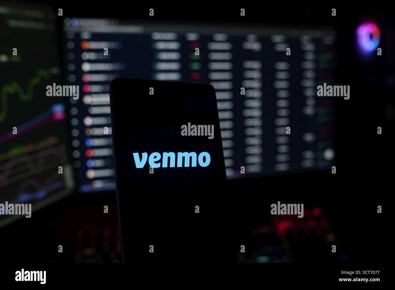 Dunkles Motiv mit Venmo-Logo und digitalen Finanzelementen im Hintergrund Stockfoto