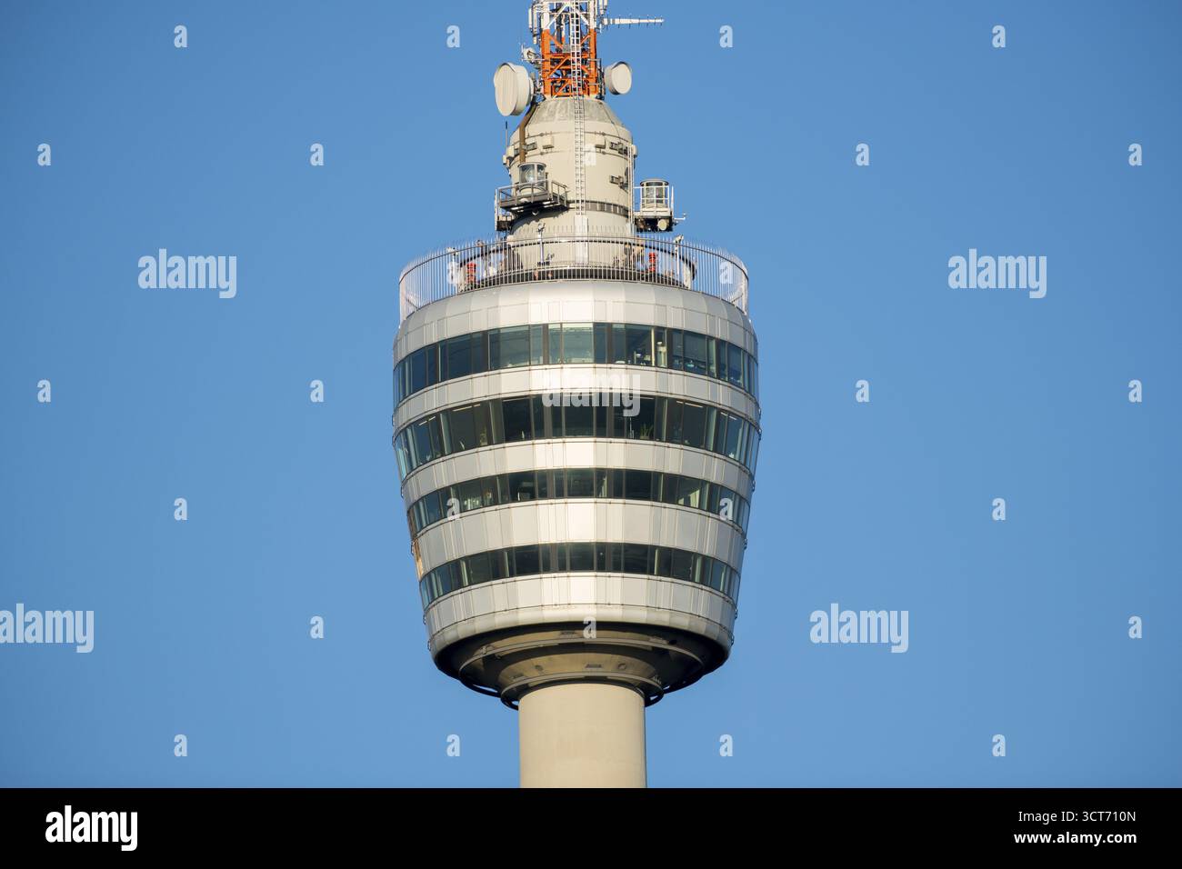 Architektonischer Fernsehturm mit Glas- und Metallelementen gegen blauen Himmel, Stuttgart-Degerloch, Baden-Württemberg, Deutschland Stockfoto