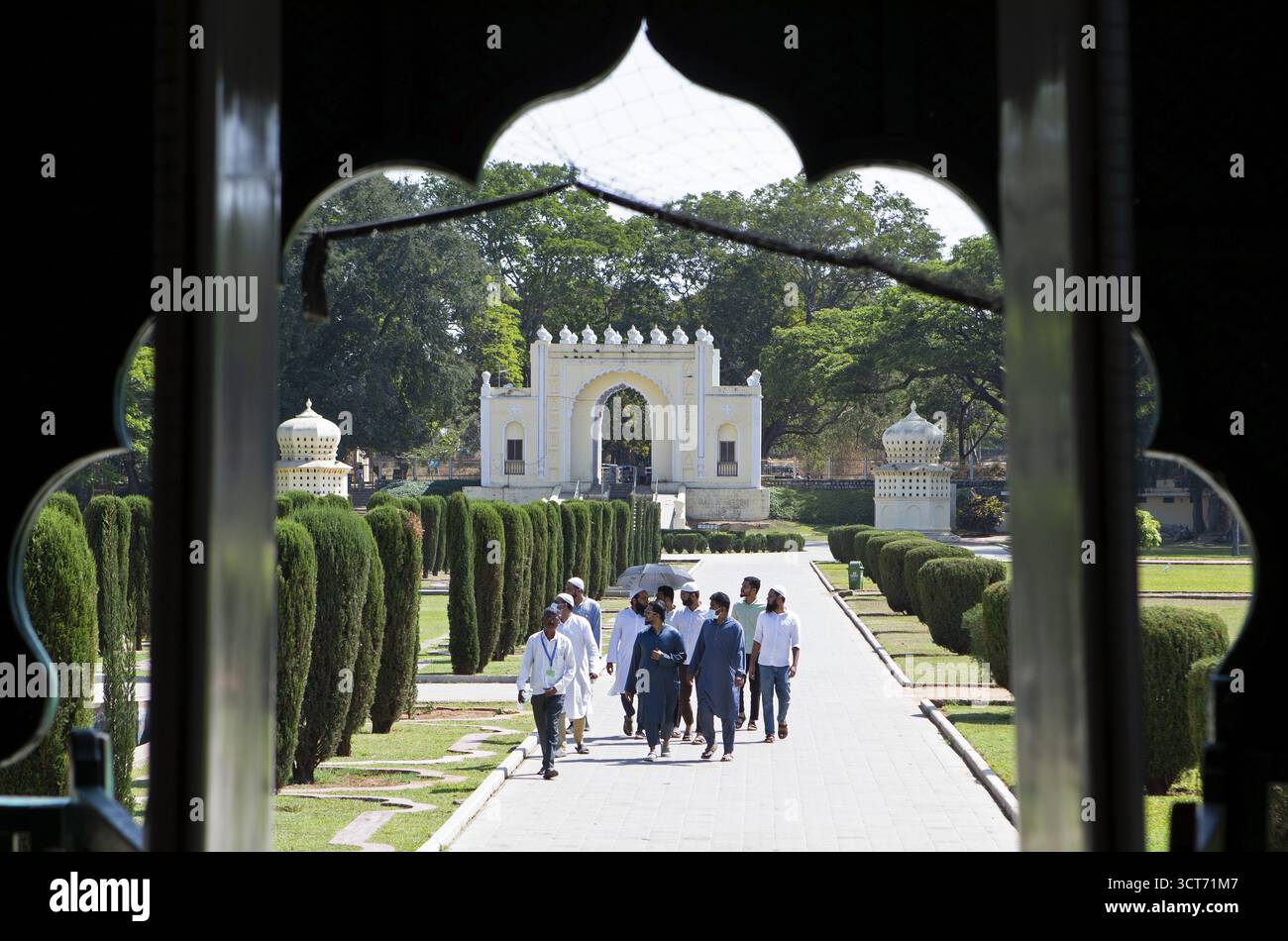 Blick auf den Garten im Daria Daulat Bagh oder Tipu Sultans Sommerpalast, Srirangapatna, Karnataka, Indien Stockfoto
