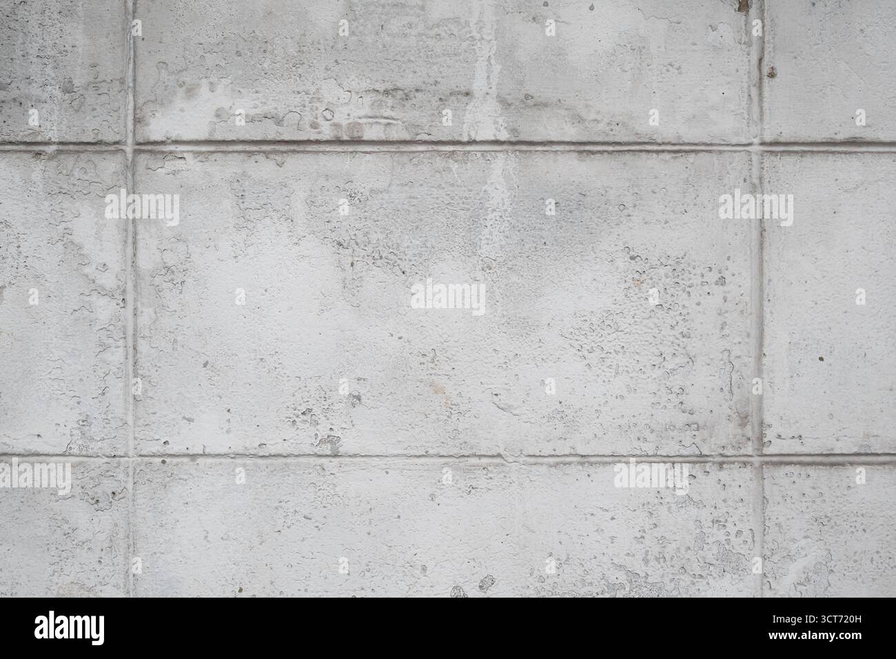 Graue strukturierte Betonwand mit Rasterlinien Stockfoto