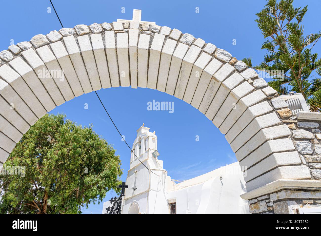 Gerahmter Blick auf den Glockenturm durch den Eingangsbogen der Kirche von Pantanassa, Stadt Naxos, Insel Naxos, Kykladen, Griechenland Stockfoto
