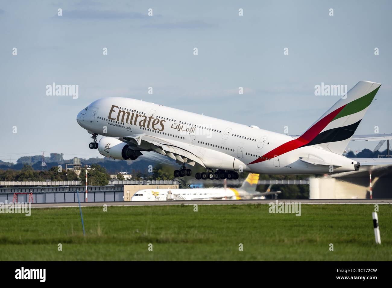 Emirats Airbus A380 beim Start auf dem Flughaben Düsseldorf, DUS, Nordrhein-Westfalen, Deutschland Stockfoto