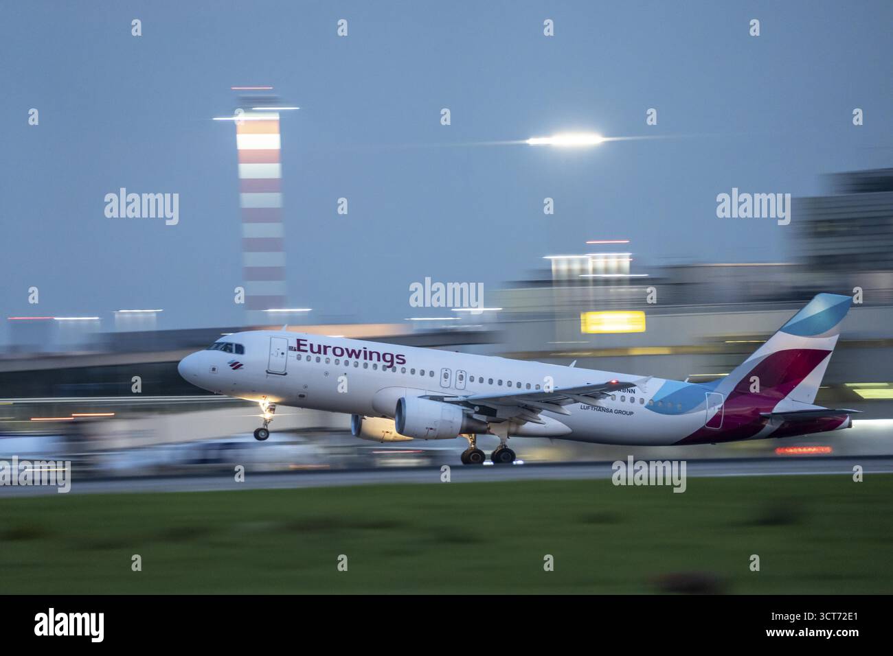 Eurowings Airbus A320, beim Start auf dem Flughaben Düsseldorf, DUS, Nordrhein-Westfalen, Deutschland Stockfoto