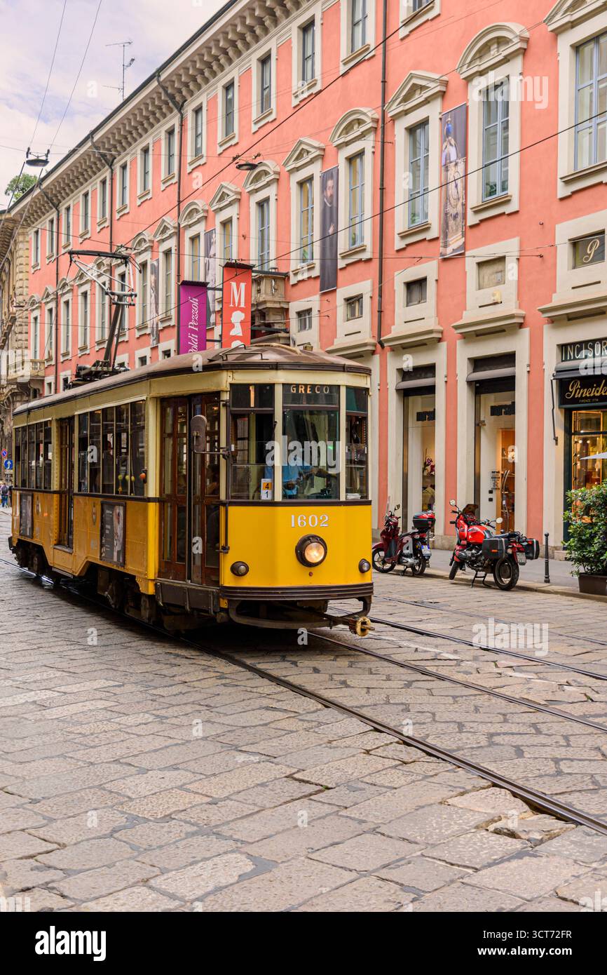 Mailands Straßenbahnlinie Nr. 1 durch das historische Zentrum an einem frühen Sommerabend Mailand, Italien Stockfoto