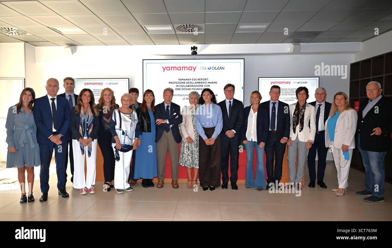Gallarate, Italien: Yamamay-Vortragskonferenz mit One Ocean Foundation über ein Verbundprojekt zum Schutz der Meeresumwelt. Auf dem Foto: Gruppenfoto von Rednern und institutionellen Teilnehmern. Stockfoto