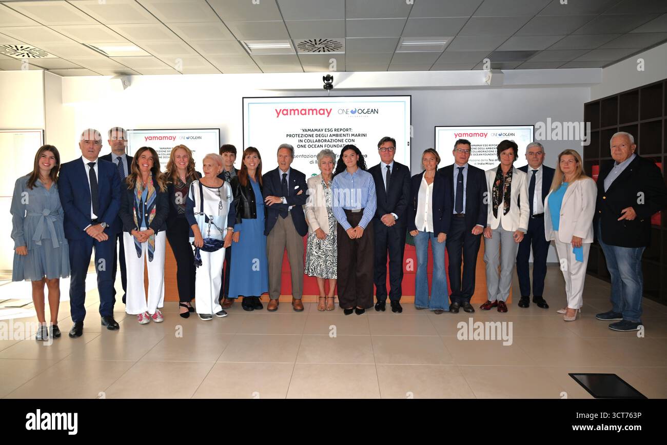 Gallarate, Italien: Yamamay-Vortragskonferenz mit One Ocean Foundation über ein Verbundprojekt zum Schutz der Meeresumwelt. Auf dem Foto: Gruppenfoto von Rednern und institutionellen Teilnehmern. Stockfoto