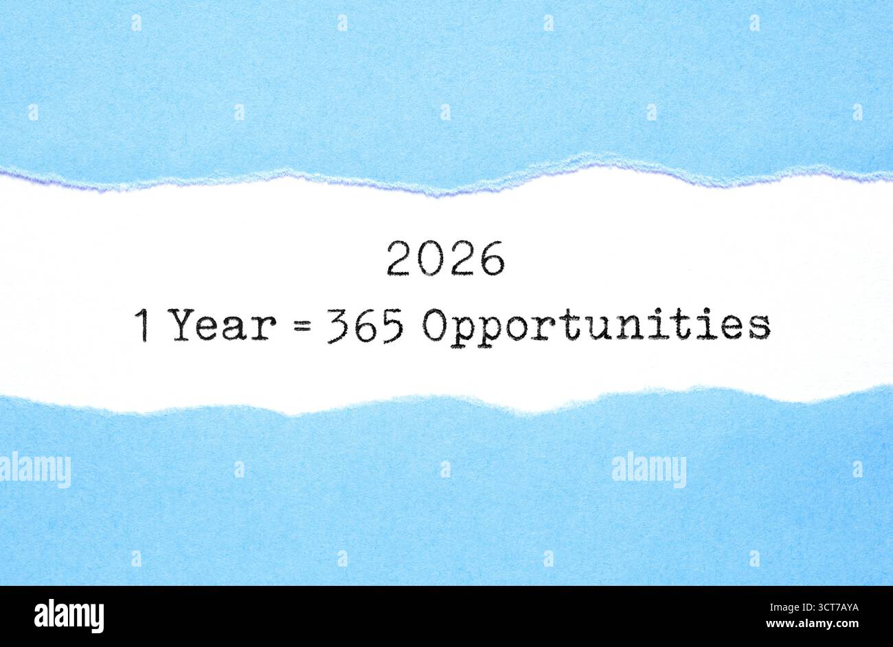 Neues inspirierendes Konzept. Motivationszitat 1 Jahr 2026 entspricht 365 Chancen, die hinter gerissenem Blue Paper erscheinen. Stockfoto