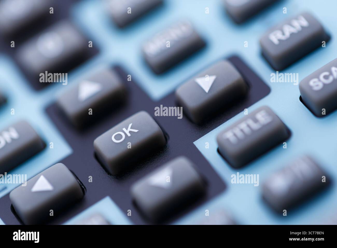 Eine graublaue Fernbedienung für Fernseher oder Media Center. Nahaufnahme der Schaltfläche OK und der Navigationstasten. Geringe Schärfentiefe. Stockfoto