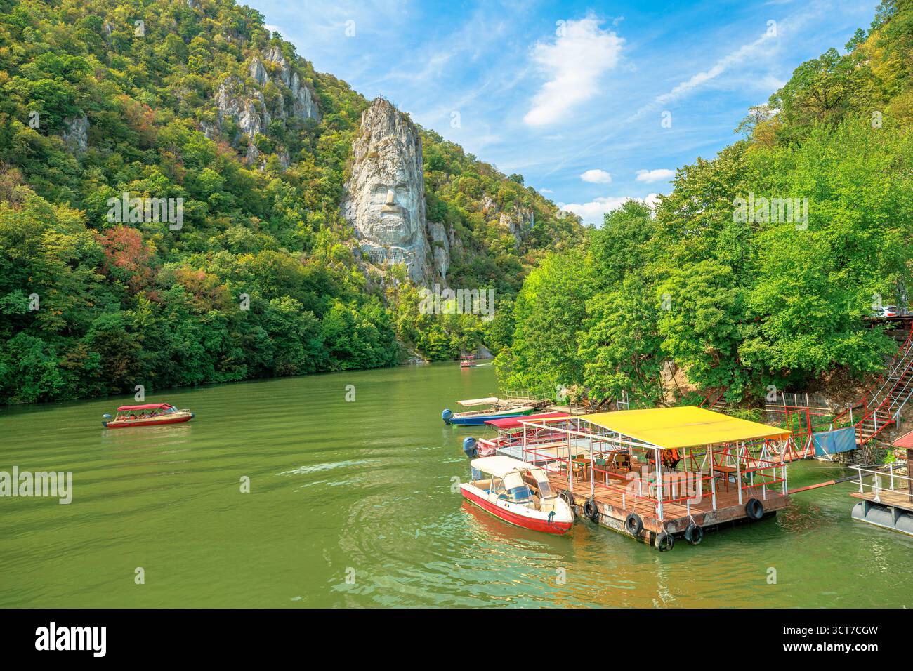 Donau Fluss fließt durch die Eiserne Tore Schlucht in Rumänien, mit der alten dakischen König Decebalus Skulptur, die in den Berg geschnitzt wurde, mit Stockfoto