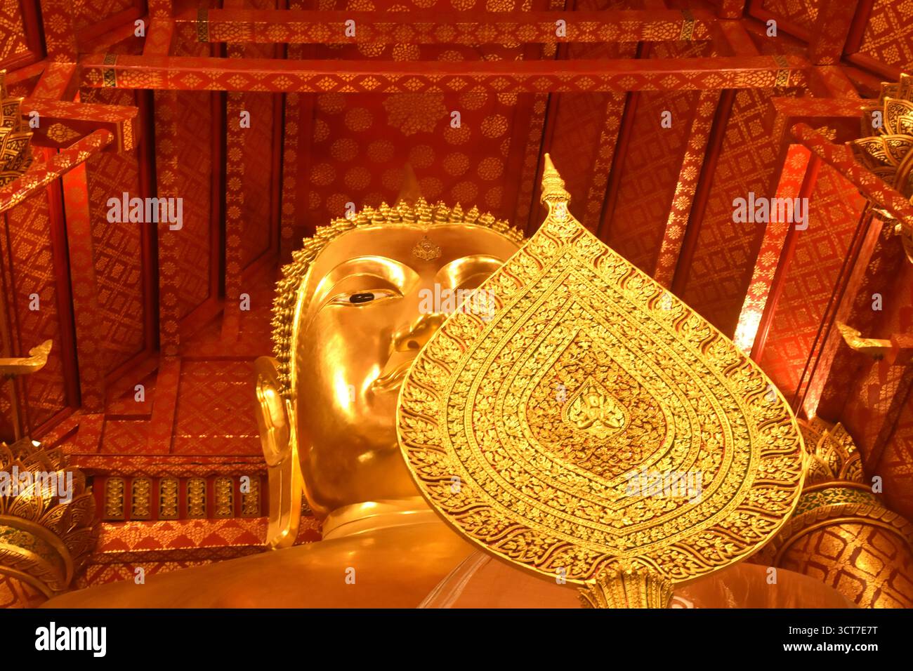 Luang Por Sam Pao Kong oder Phra Phuttha Trai Rattana Nayok Golden Buddha im Phananchoeng Worawihan Tempel in Thailand Stockfoto