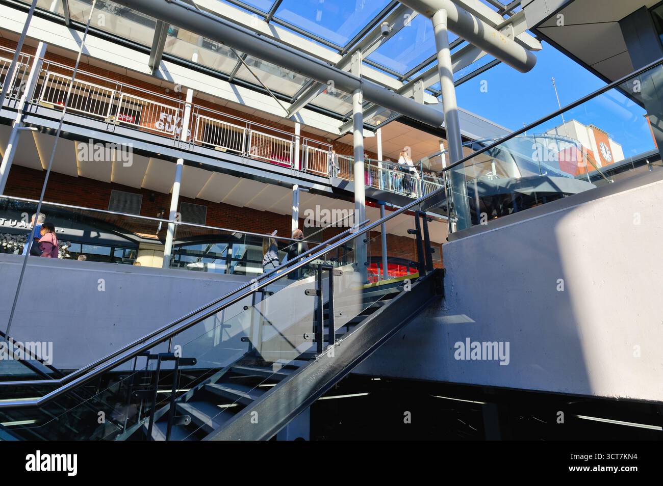 Ein Blick auf die komplexe moderne Architektur der Einzelhandelsgeschäfte am Gunwharf Quay Portsmouth Hampshire England UK Stockfoto