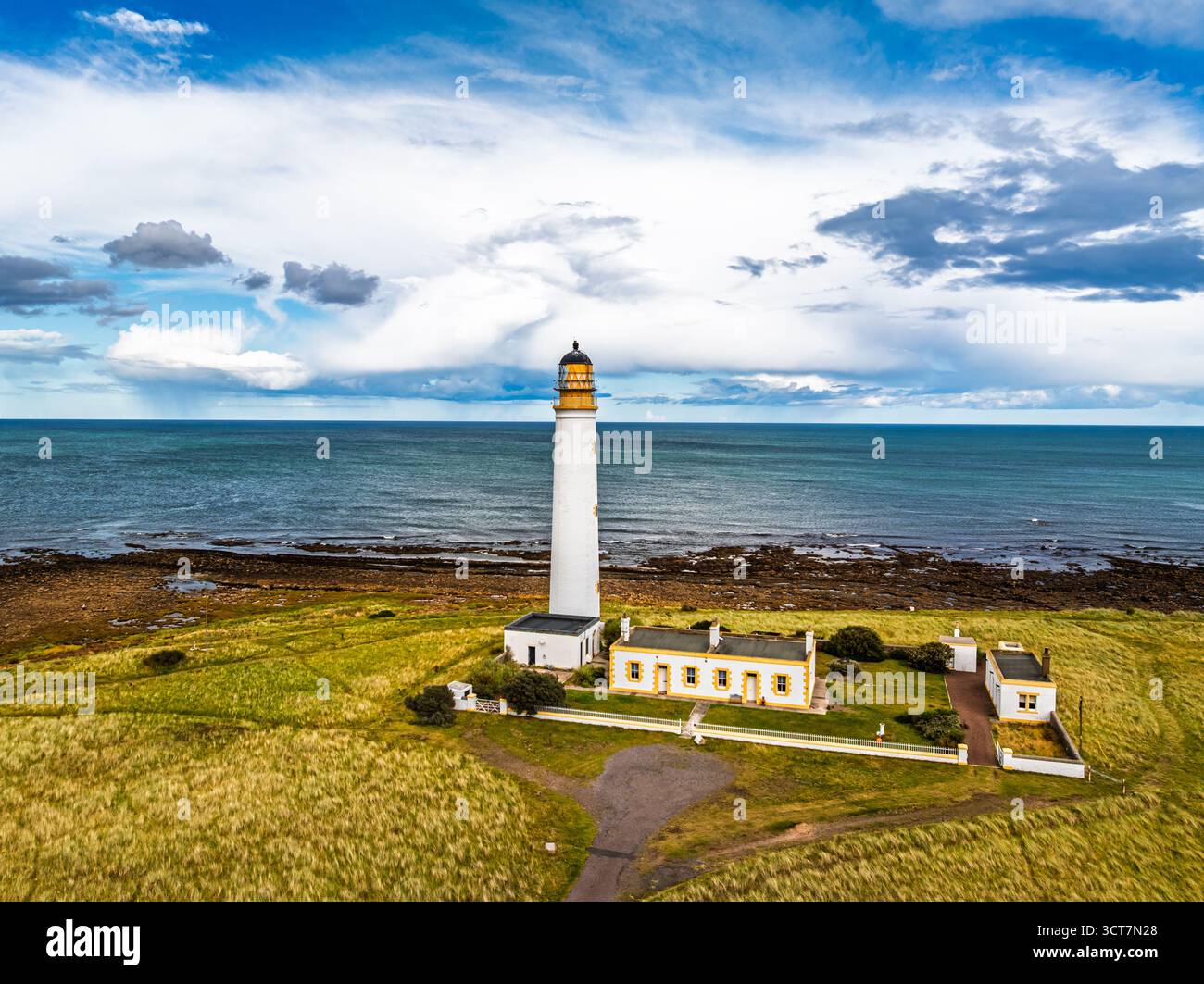 Regen Wolken über dem Barns Ness Lighthouse von einer Drohne, Dunbar, East Lothian, Schottland, Großbritannien Stockfoto