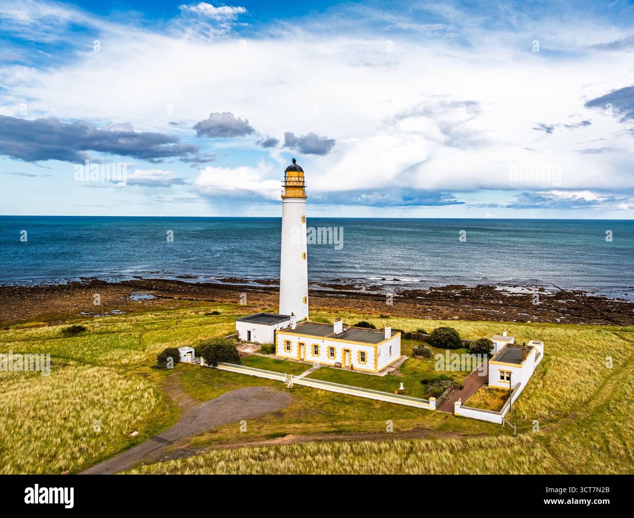 Regen Wolken über dem Barns Ness Lighthouse von einer Drohne, Dunbar, East Lothian, Schottland, Großbritannien Stockfoto