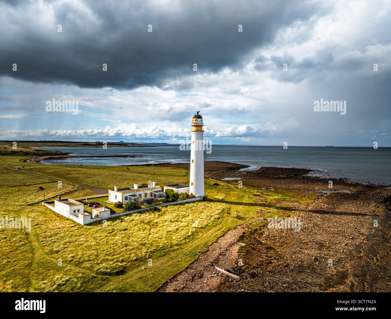 Regen Wolken über dem Barns Ness Lighthouse von einer Drohne, Dunbar, East Lothian, Schottland, Großbritannien Stockfoto