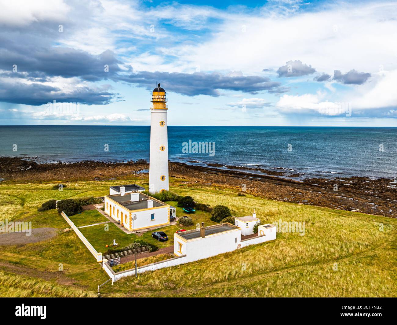 Regen Wolken über dem Barns Ness Lighthouse von einer Drohne, Dunbar, East Lothian, Schottland, Großbritannien Stockfoto
