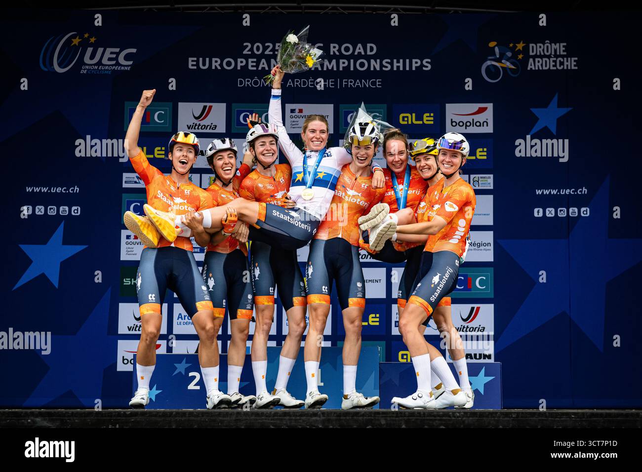 Mischa BREDEWOLD - Femke DE VRIES - Femke GERRITSE - Riejanne MARKUS - Pauliena ROOIJAKKERS - Shirin VAN ANROOIJ - Anna VAN DER BREGGEN - Demi VOLLERING ( NED ) – Niederlande – Preisverleihung – Medaillenzeremonie – Podium – Querformat 2025 Straßenrennen ( RR ) - Entfernung: 116,1 km - Datum: 04.10.2025 – Samstag – Tag 4 - Fotograf: © Arne Mill - Stockfoto