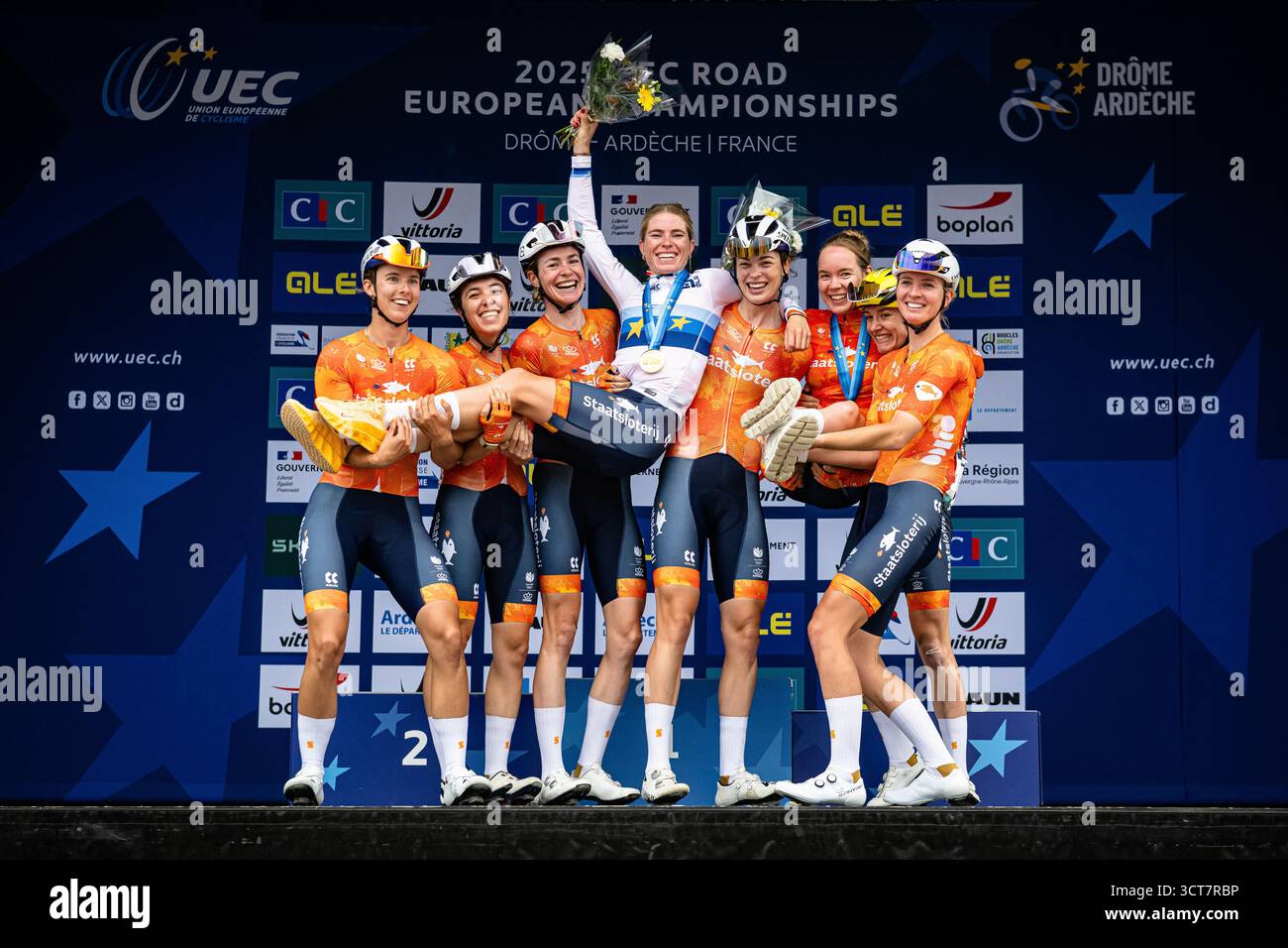 Mischa BREDEWOLD - Femke DE VRIES - Femke GERRITSE - Riejanne MARKUS - Pauliena ROOIJAKKERS - Shirin VAN ANROOIJ - Anna VAN DER BREGGEN - Demi VOLLERING ( NED ) – Niederlande – Preisverleihung – Medaillenzeremonie – Podium – Querformat 2025 Straßenrennen ( RR ) - Entfernung: 116,1 km - Datum: 04.10.2025 – Samstag – Tag 4 - Fotograf: © Arne Mill - Stockfoto