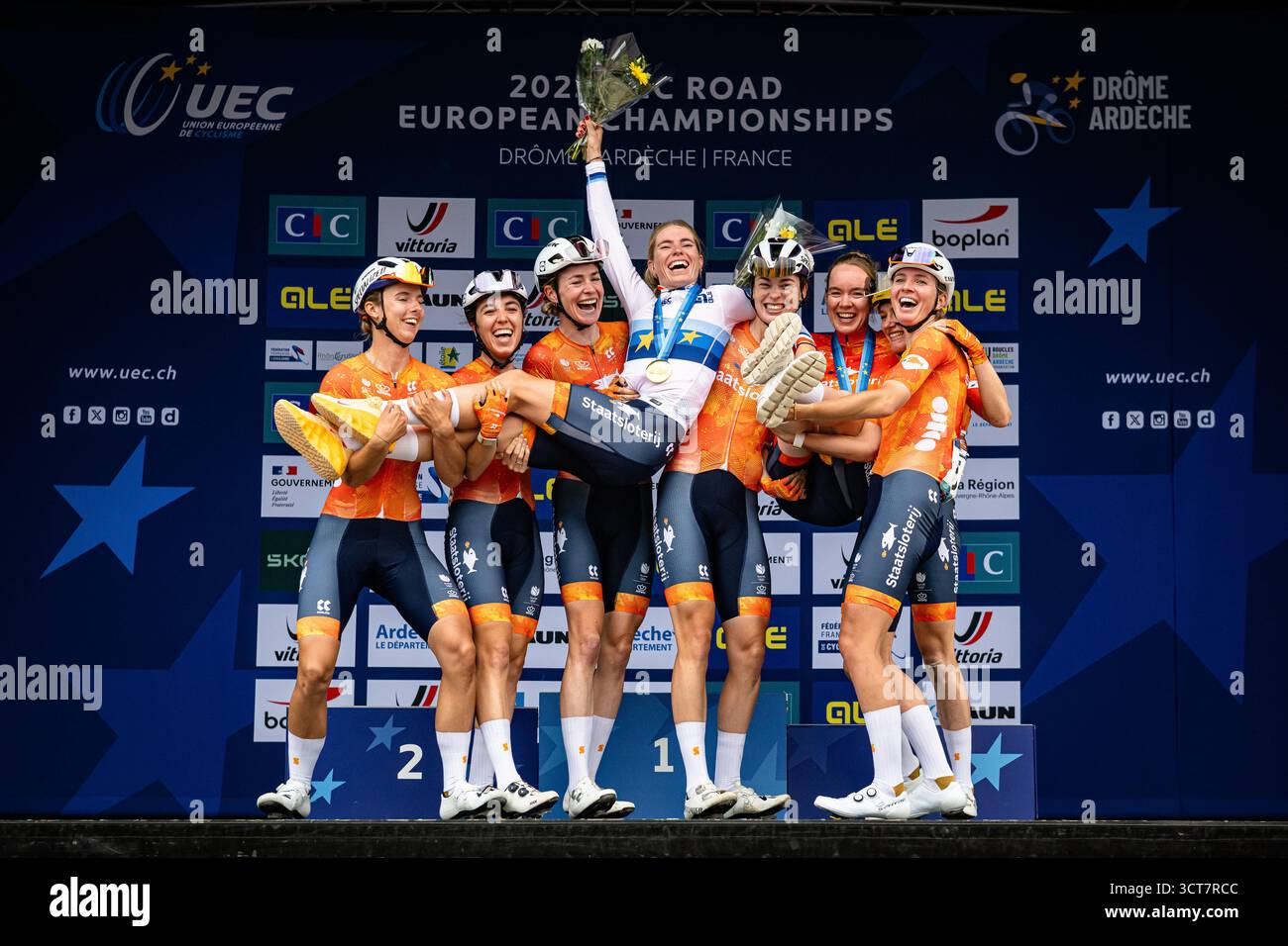 Mischa BREDEWOLD - Femke DE VRIES - Femke GERRITSE - Riejanne MARKUS - Pauliena ROOIJAKKERS - Shirin VAN ANROOIJ - Anna VAN DER BREGGEN - Demi VOLLERING ( NED ) – Niederlande – Preisverleihung – Medaillenzeremonie – Podium – Querformat 2025 Straßenrennen ( RR ) - Entfernung: 116,1 km - Datum: 04.10.2025 – Samstag – Tag 4 - Fotograf: © Arne Mill - Stockfoto