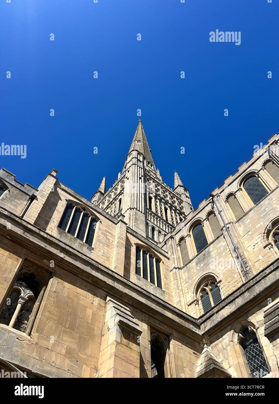 Außenaufnahme des Turms der Kathedrale von Norwich, Großbritannien - Smartphone-aufgenommenes Stockfoto