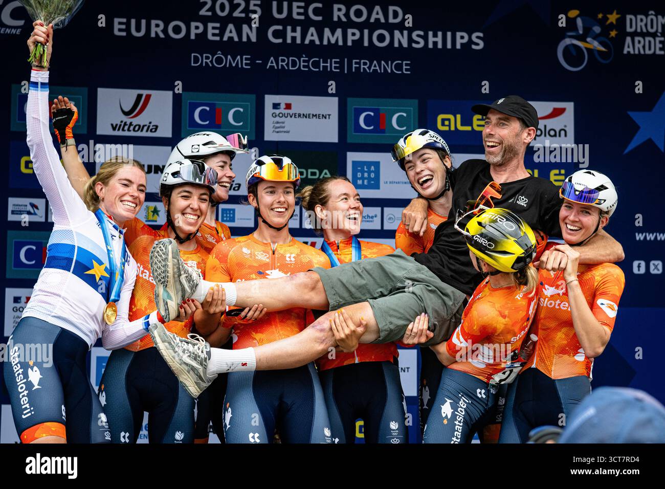 Laurens TEN DAM ( NED ) - National Coach - Mischa BREDEWOLD - Femke DE VRIES - Femke GERRITSE - Riejanne MARKUS - Pauliena ROOIJAKKERS - Shirin VAN ANROOIJ - Anna VAN DER BREGGGEN - Demi VOLLERING ( NED ) – Niederlande – Preisverleihung – Medaillenzeremonie – Podium - Querformat - quer - Querformat - Querformat - Querformat - Querformat - quer - Querformat - Querformat - Querformat - Veranstaltung/Kategorie Radsport - Veranstaltung/Veranstaltung/Veranstaltung 2025 - Kategorie Radsport Radfahren - Rennradfahren - Europameisterschaften - Rennrennen Elite Damen - Ort: Europa – Frankreich – Valence - Disziplin: Straßenrennen ( RR ) - Entfernung: 116,1 km - Datum: 04.10.2025 – Sa Stockfoto