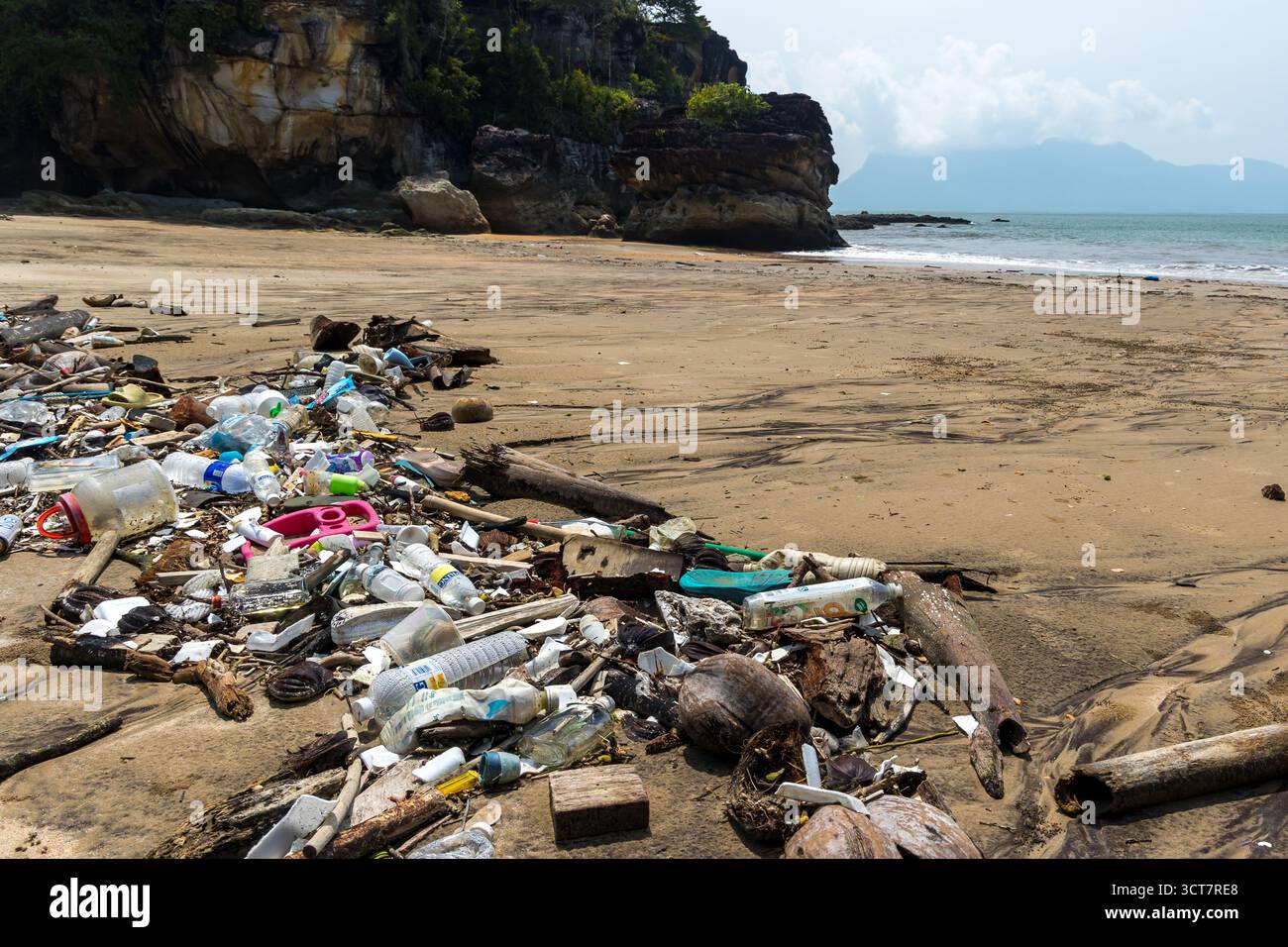 Große Mengen Plastikmüll und Müll verschmutzen einen abgelegenen Sandstrand in Sarawak Stockfoto