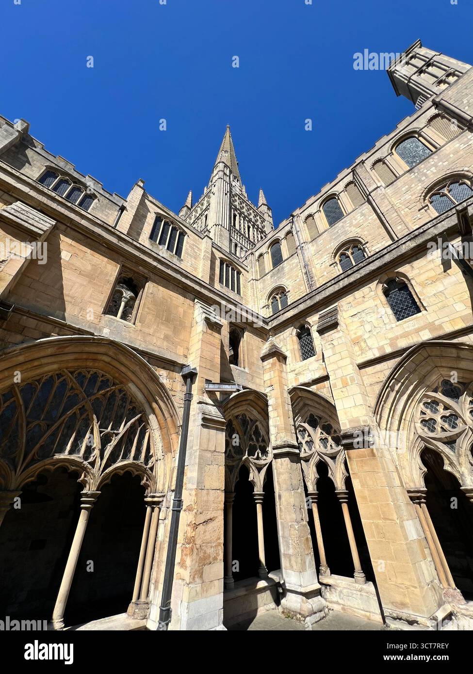 Außenaufnahme des Turms der Kathedrale von Norwich, Großbritannien - Smartphone-aufgenommenes Stockfoto