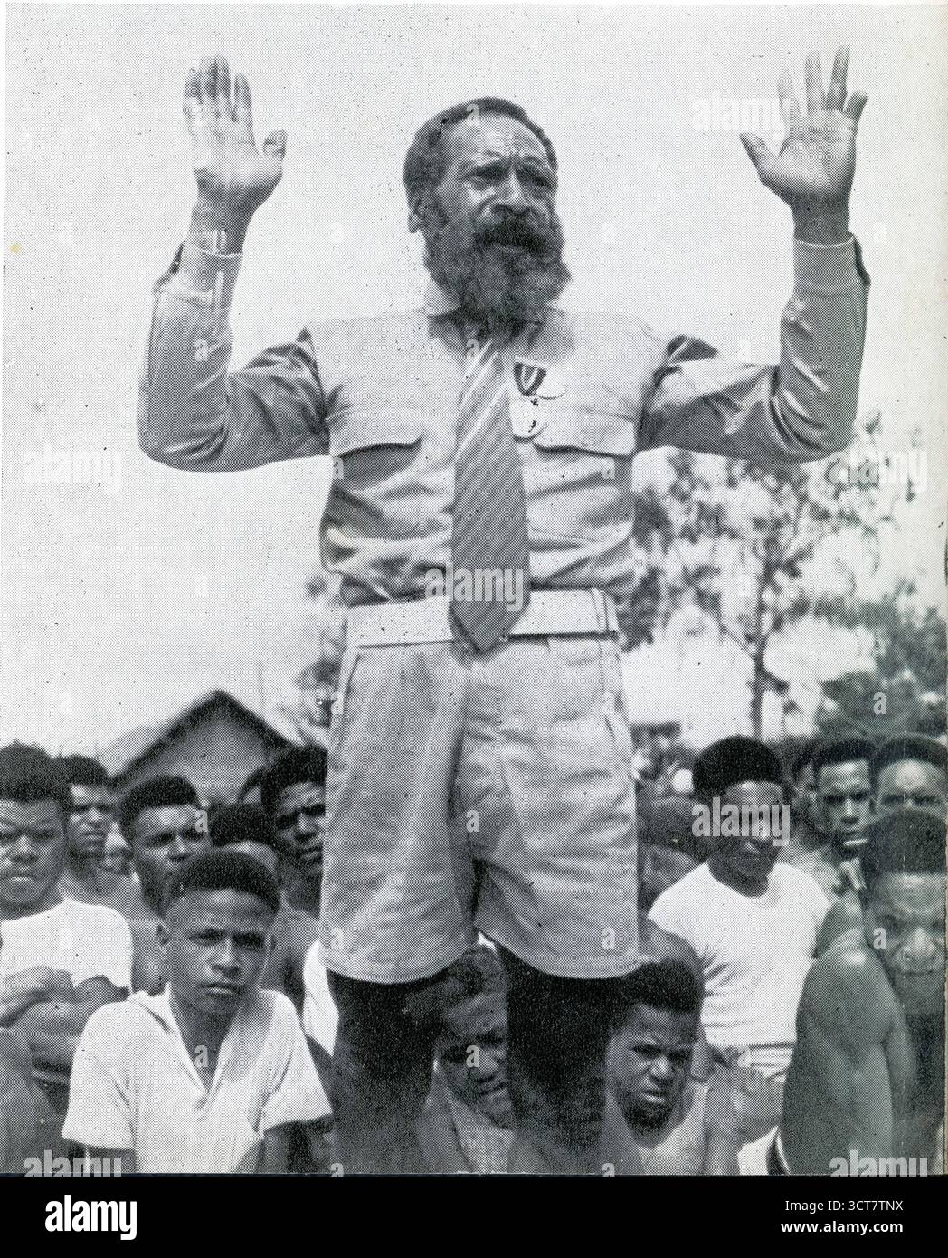 Ein Foto von Ninjikana aus den 1960er Jahren, der im September 1963 starb, war der neuguineische Mann der letzte der großen kämpfenden Führer des Hagenvolks. Die Hagen beziehen sich auf die Melpa (auch bekannt als Mbowamb), eine ethnische Gruppe von etwa 60.000 Menschen, die hauptsächlich in der Nähe der Stadt Mount Hagen in der westlichen Highlands-Provinz Papua-Neuguinea leben. Sie sind bekannt für ihre kulturellen Praktiken, zu denen auch Gartenbautraditionen wie der Anbau von Süßkartoffeln gehören. Papua-Neuguinea 1963 Stockfoto