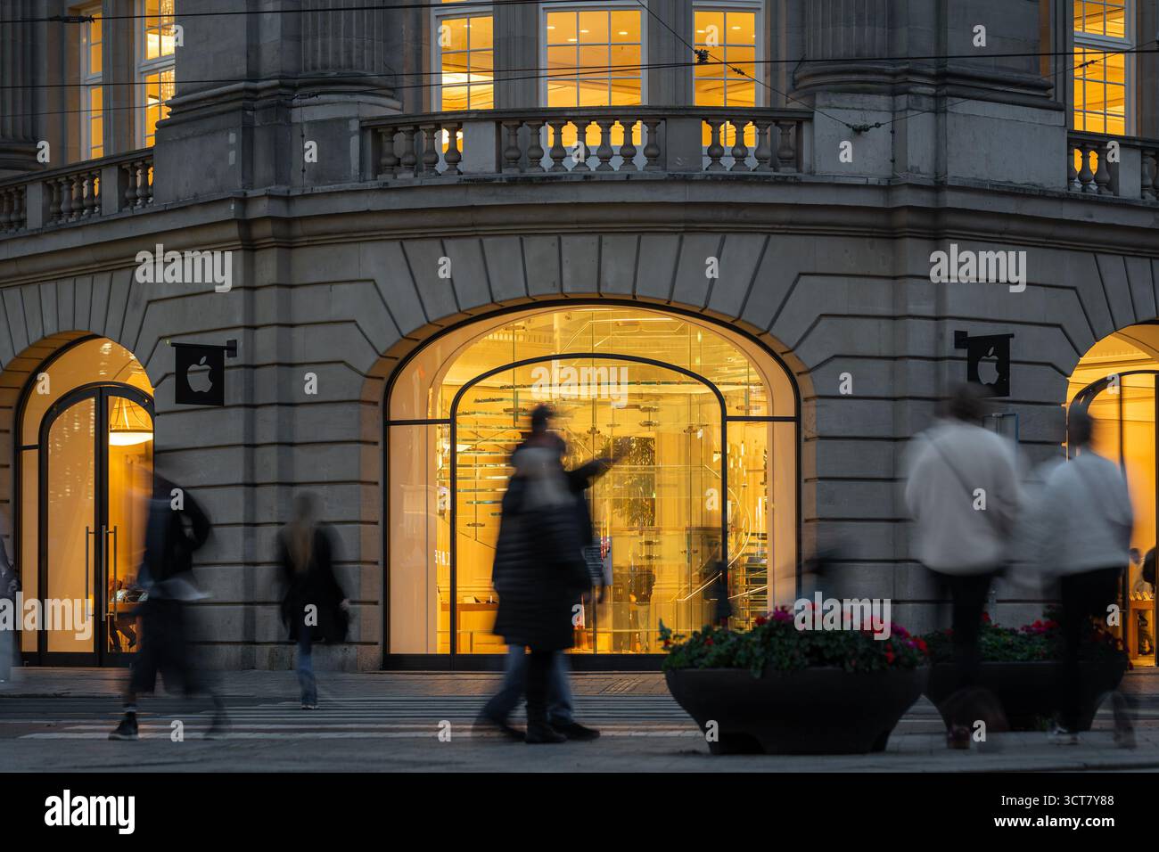 Amsterdam, Niederlande, 02.10.2025, Apple Flagship Store in der Leidseplein Straße in Amsterdam Stockfoto