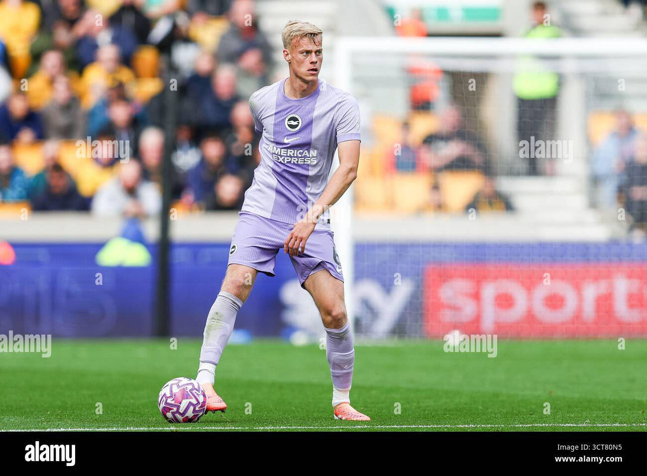 Molineux, Wolverhampton am Sonntag, 5. Oktober 2025. 6. Jan Paul van Hecke aus Brighton am Ball während des Premier League-Spiels zwischen Wolverhampton Wanderers und Brighton und Hove Albion in Molineux, Wolverhampton am Sonntag, den 5. Oktober 2025. (Foto: Stuart Leggett | MI News) Credit: MI News & Sport /Alamy Live News Stockfoto