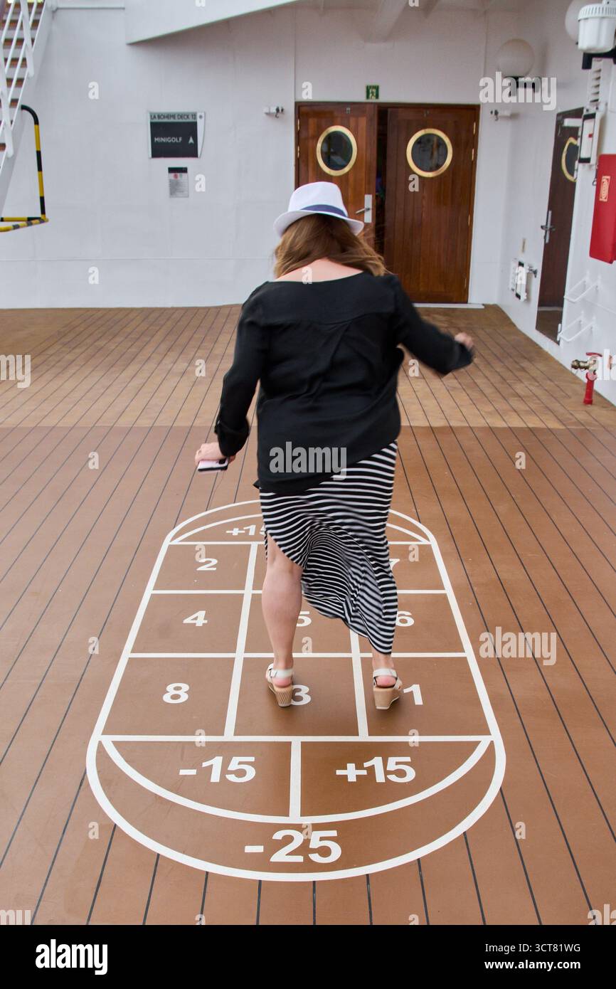 Viladecans. Spanien - 03. Oktober 2025: Das Konzept des aktiven Urlaubs, mit einem Touristen, der an Spielen im Freien auf einem Schiff teilnimmt, ein Beispiel für die ente Stockfoto