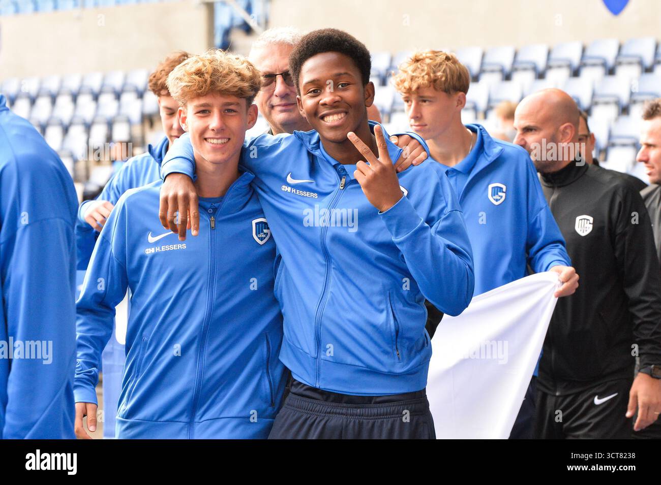 Genk, Belgien. Oktober 2025. Jugendspieler von KRC Genk, vor einem Fußballspiel zwischen KRC Genk und FCV Dender EH, am Sonntag, den 5. Oktober 2025 in Genk, einem Spiel des 10. Tages der ersten Liga der Jupiler Pro League 2025-2026 der belgischen Meisterschaft. BELGA FOTO JILL DELSAUX Credit: Belga News Agency/Alamy Live News Stockfoto