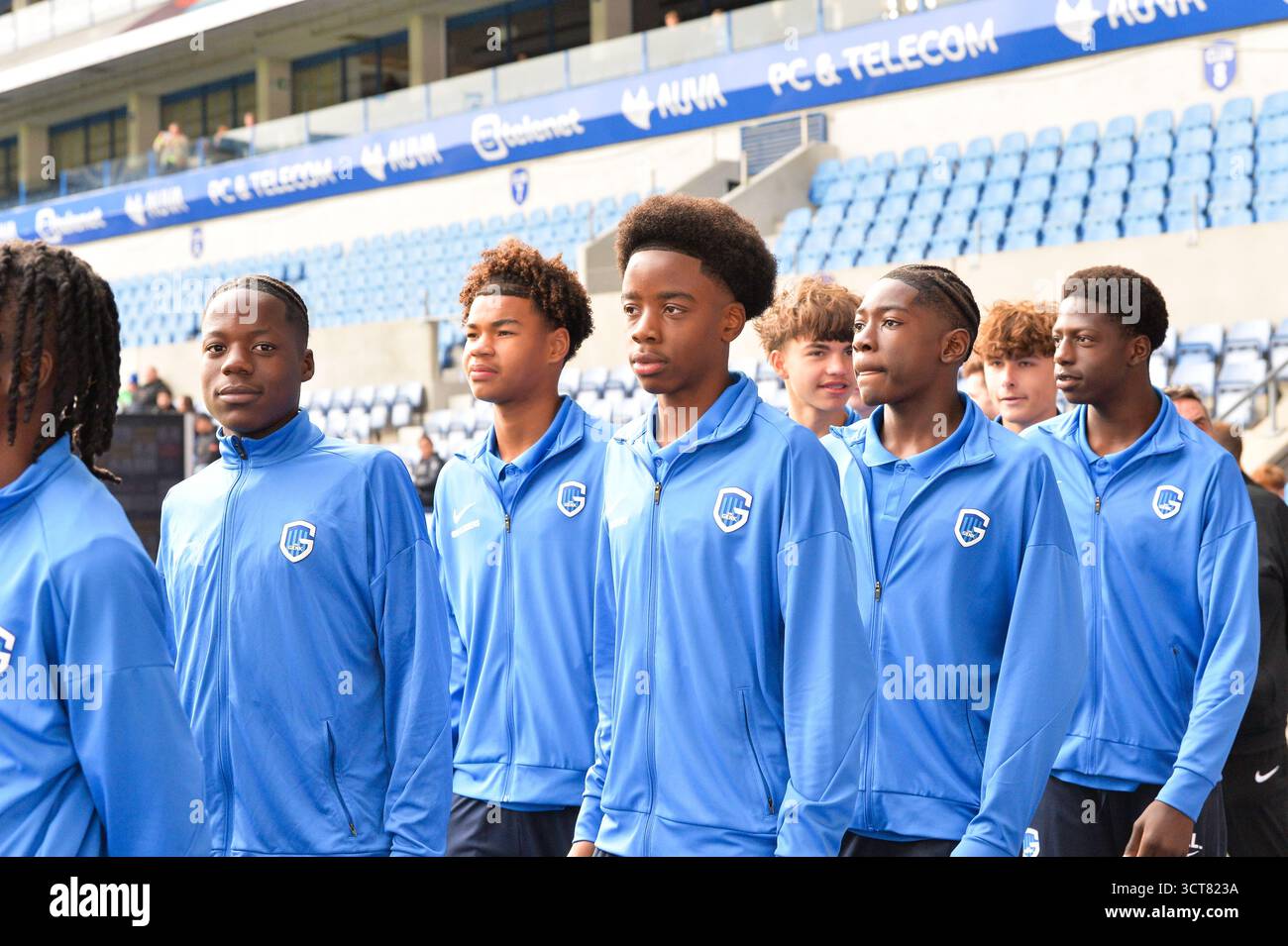 Genk, Belgien. Oktober 2025. Jugendspieler von KRC Genk, vor einem Fußballspiel zwischen KRC Genk und FCV Dender EH, am Sonntag, den 5. Oktober 2025 in Genk, einem Spiel des 10. Tages der ersten Liga der Jupiler Pro League 2025-2026 der belgischen Meisterschaft. BELGA FOTO JILL DELSAUX Credit: Belga News Agency/Alamy Live News Stockfoto