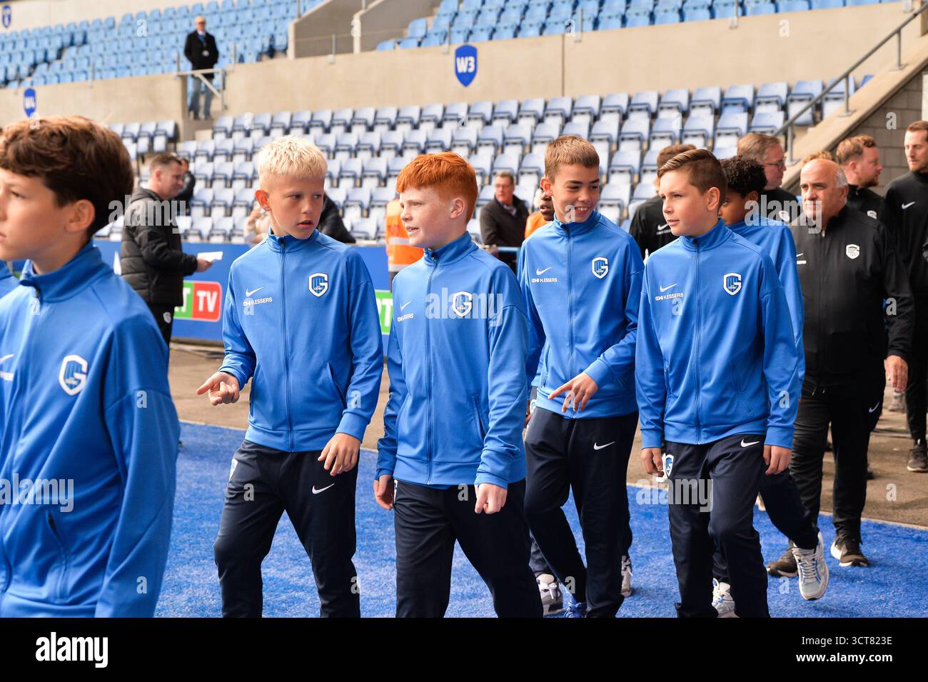 Genk, Belgien. Oktober 2025. Jugendspieler von KRC Genk, vor einem Fußballspiel zwischen KRC Genk und FCV Dender EH, am Sonntag, den 5. Oktober 2025 in Genk, einem Spiel des 10. Tages der ersten Liga der Jupiler Pro League 2025-2026 der belgischen Meisterschaft. BELGA FOTO JILL DELSAUX Credit: Belga News Agency/Alamy Live News Stockfoto