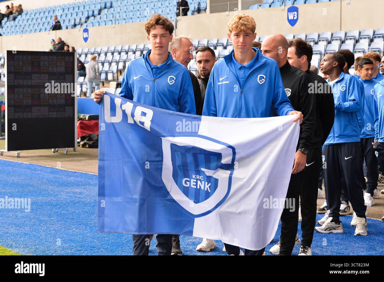 Genk, Belgien. Oktober 2025. Jugendspieler von KRC Genk, vor einem Fußballspiel zwischen KRC Genk und FCV Dender EH, am Sonntag, den 5. Oktober 2025 in Genk, einem Spiel des 10. Tages der ersten Liga der Jupiler Pro League 2025-2026 der belgischen Meisterschaft. BELGA FOTO JILL DELSAUX Credit: Belga News Agency/Alamy Live News Stockfoto