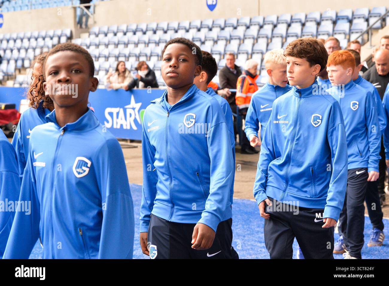 Genk, Belgien. Oktober 2025. Jugendspieler von KRC Genk, vor einem Fußballspiel zwischen KRC Genk und FCV Dender EH, am Sonntag, den 5. Oktober 2025 in Genk, einem Spiel des 10. Tages der ersten Liga der Jupiler Pro League 2025-2026 der belgischen Meisterschaft. BELGA FOTO JILL DELSAUX Credit: Belga News Agency/Alamy Live News Stockfoto