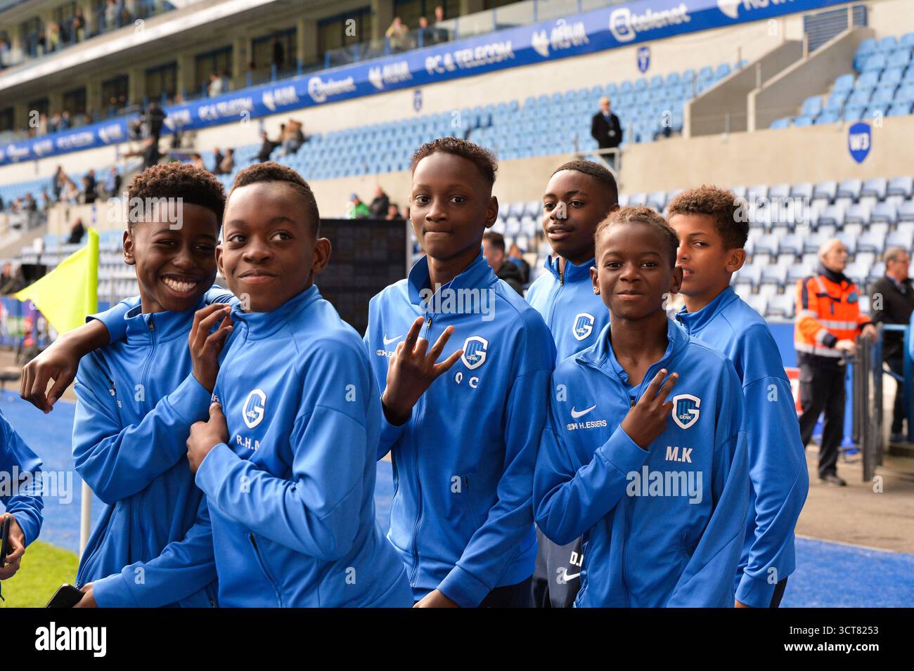Genk, Belgien. Oktober 2025. Jugendspieler von KRC Genk, vor einem Fußballspiel zwischen KRC Genk und FCV Dender EH, am Sonntag, den 5. Oktober 2025 in Genk, einem Spiel des 10. Tages der ersten Liga der Jupiler Pro League 2025-2026 der belgischen Meisterschaft. BELGA FOTO JILL DELSAUX Credit: Belga News Agency/Alamy Live News Stockfoto