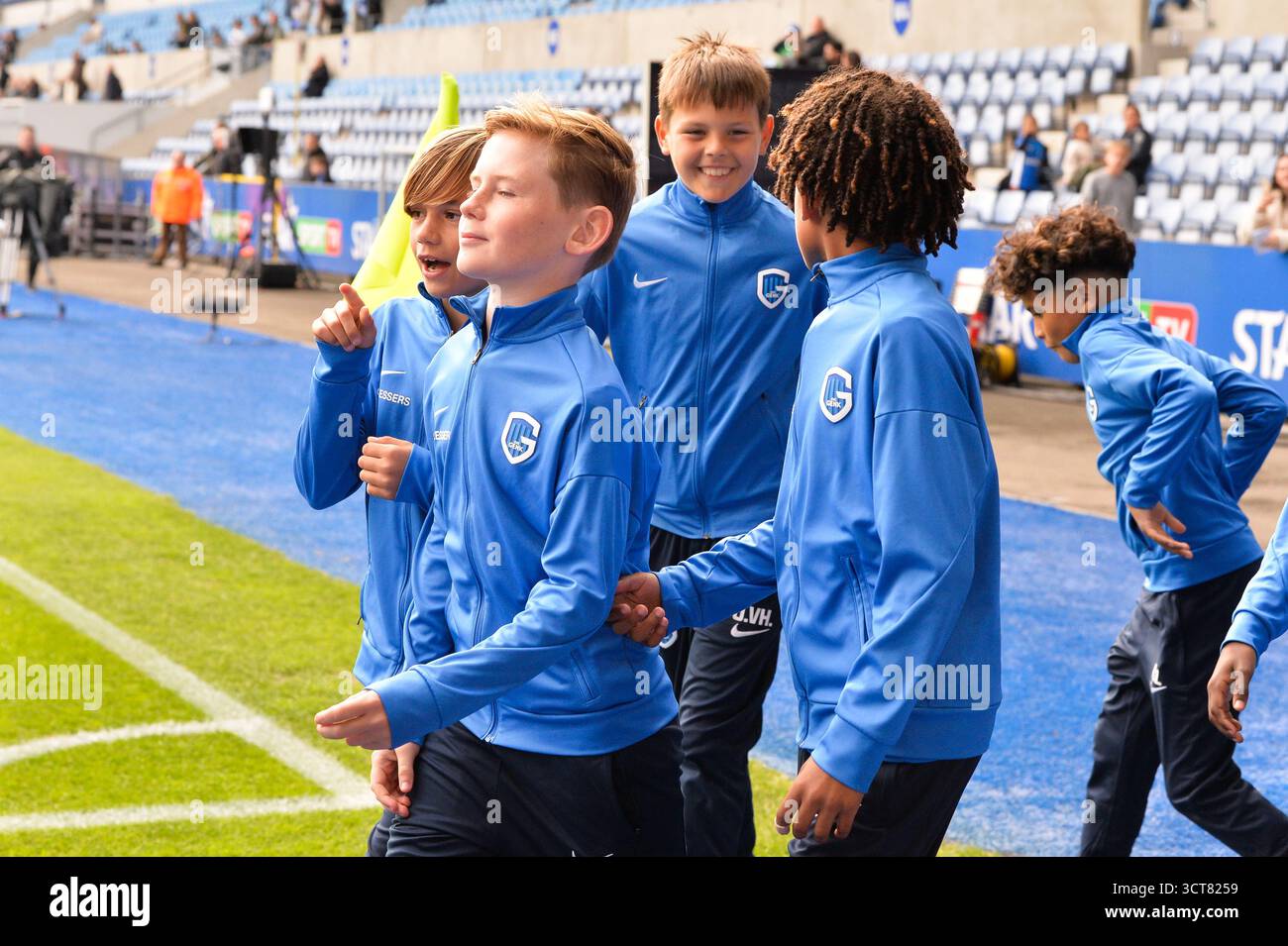 Genk, Belgien. Oktober 2025. Jugendspieler von KRC Genk, vor einem Fußballspiel zwischen KRC Genk und FCV Dender EH, am Sonntag, den 5. Oktober 2025 in Genk, einem Spiel des 10. Tages der ersten Liga der Jupiler Pro League 2025-2026 der belgischen Meisterschaft. BELGA FOTO JILL DELSAUX Credit: Belga News Agency/Alamy Live News Stockfoto