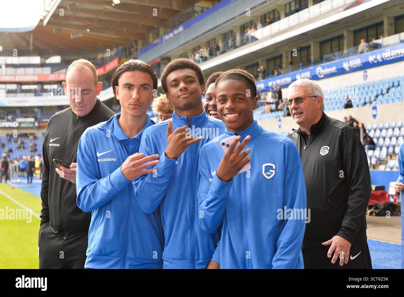 Genk, Belgien. Oktober 2025. Jugendspieler von KRC Genk, vor einem Fußballspiel zwischen KRC Genk und FCV Dender EH, am Sonntag, den 5. Oktober 2025 in Genk, einem Spiel des 10. Tages der ersten Liga der Jupiler Pro League 2025-2026 der belgischen Meisterschaft. BELGA FOTO JILL DELSAUX Credit: Belga News Agency/Alamy Live News Stockfoto