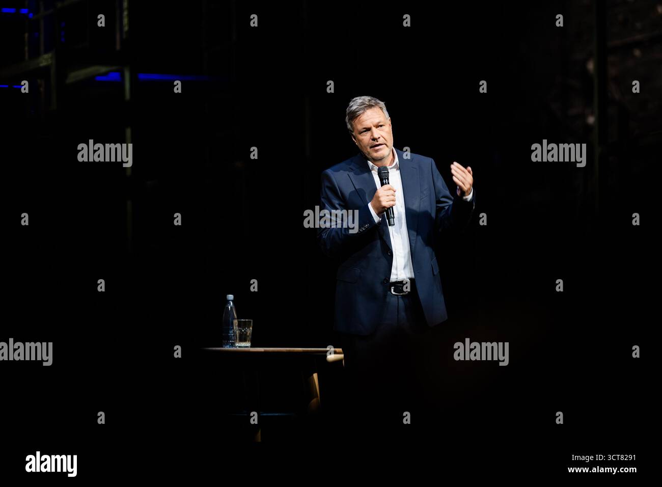 Berlin, Deutschland. Oktober 2025. Robert Habeck (Bündnis 90/die Grünen), Moderator und ehemaliger Vizekanzler, spricht bei „Habeck Live“ im Berliner Ensemble. Zum Auftakt der Gesprächsreihe wird der ehemalige Vizekanzler Habeck das Thema "brauchen Demokratien einen Notfall?" diskutieren. Mit der Journalistin Anne will und dem Anwalt und Politiker Volker Wissing. Quelle: Christoph Soeder/dpa/Alamy Live News Stockfoto
