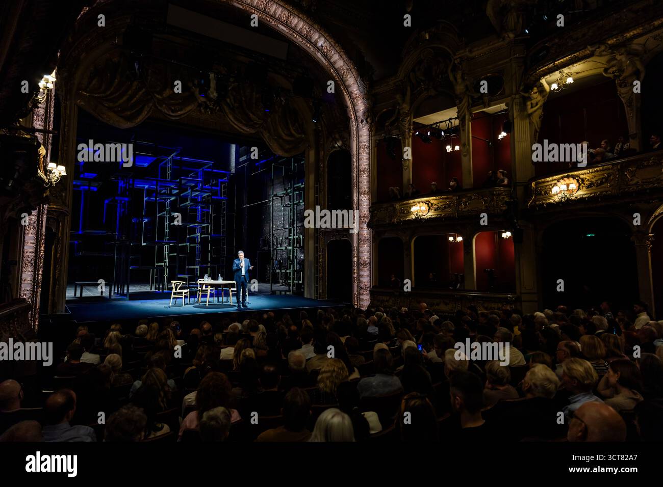 Berlin, Deutschland. Oktober 2025. Robert Habeck (Allianz 90/die Grünen, zurück), Moderator und ehemaliger Vizekanzler, spricht bei 'Habeck Live' im Berliner Ensemble. Zu Beginn der Diskussionsreihe diskutiert der ehemalige Vizekanzler Habeck das Thema: Brauchen Demokratien einen Notfall? Mit der Journalistin Anne will und dem Anwalt und Politiker Volker Wissing. Quelle: Christoph Soeder/dpa/Alamy Live News Stockfoto