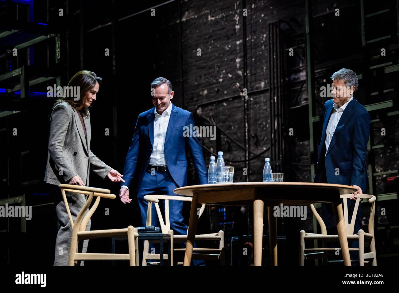 Berlin, Deutschland. Oktober 2025. Anne will (l-r), Journalistin, Volker Wissing (Nichtpartei), ehemaliger Bundesverkehrsminister, und Robert Habeck (Bündnis 90/die Grünen), Moderator und ehemaliger Vizekanzler, treten im Berliner Ensemble auf. Zum Auftakt der Gesprächsreihe wird der ehemalige Vizekanzler Habeck das Thema "brauchen Demokratien einen Notfall?" diskutieren. Mit der Journalistin Anne will und dem Anwalt und Politiker Volker Wissing. Quelle: Christoph Soeder/dpa/Alamy Live News Stockfoto