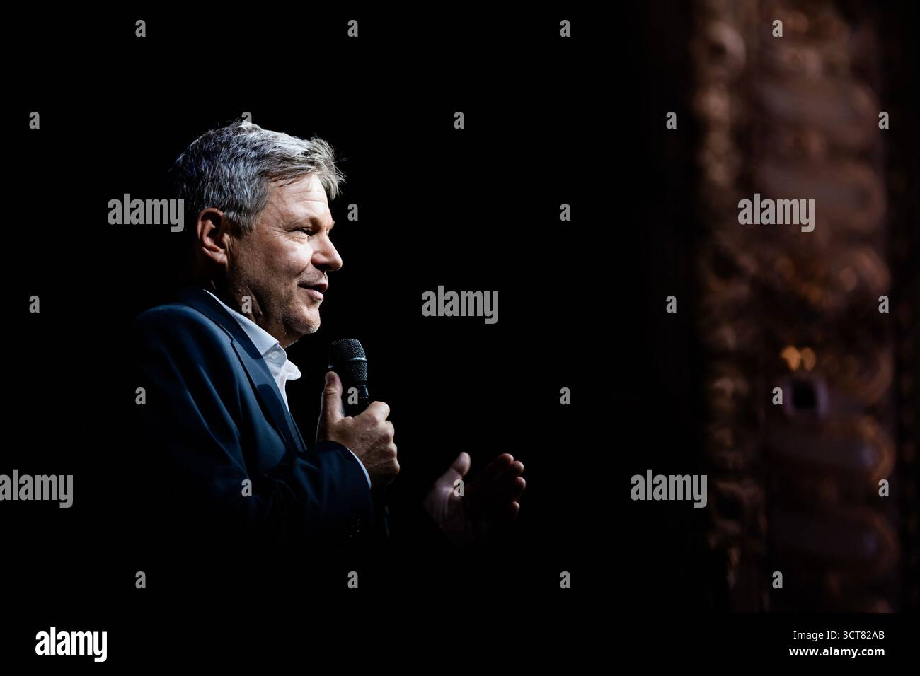 Berlin, Deutschland. Oktober 2025. Robert Habeck (Bündnis 90/die Grünen), Moderator und ehemaliger Vizekanzler, spricht bei „Habeck Live“ im Berliner Ensemble. Zum Auftakt der Gesprächsreihe wird der ehemalige Vizekanzler Habeck das Thema "brauchen Demokratien einen Notfall?" diskutieren. Mit der Journalistin Anne will und dem Anwalt und Politiker Volker Wissing. Quelle: Christoph Soeder/dpa/Alamy Live News Stockfoto