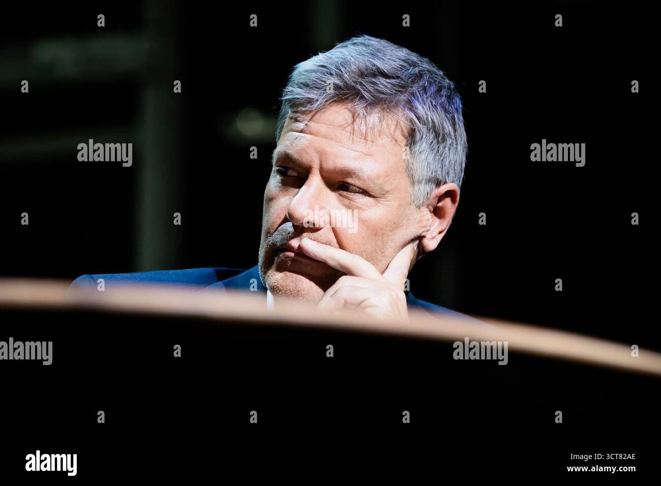 Berlin, Deutschland. Oktober 2025. Robert Habeck (Bündnis 90/die Grünen), Moderator und ehemaliger Vizekanzler, tritt im Berliner Ensemble auf „Habeck Live“. Zum Auftakt der Gesprächsreihe wird der ehemalige Vizekanzler Habeck das Thema "brauchen Demokratien einen Notfall?" diskutieren. Mit der Journalistin Anne will und dem Anwalt und Politiker Volker Wissing. Quelle: Christoph Soeder/dpa/Alamy Live News Stockfoto