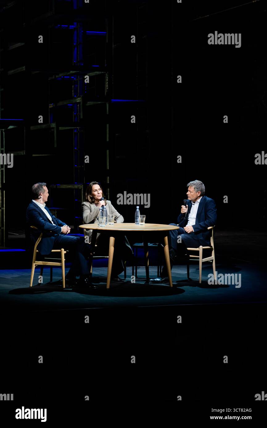 Berlin, Deutschland. Oktober 2025. Robert Habeck (Bündnis 90/die Grünen, (r-l)), Moderatorin und ehemalige Vizekanzlerin Anne will, Journalistin, und Volker Wissing (Nichtpartei), ehemaliger Bundesverkehrsminister, diskutieren bei "Habeck Live" im Berliner Ensemble. Zu Beginn der Diskussionsreihe wird der ehemalige Vizekanzler Habeck das Thema „brauchen Demokratien einen Notfall?“ diskutieren. Mit der Journalistin Anne will und dem Anwalt und Politiker Volker Wissing. Quelle: Christoph Soeder/dpa/Alamy Live News Stockfoto