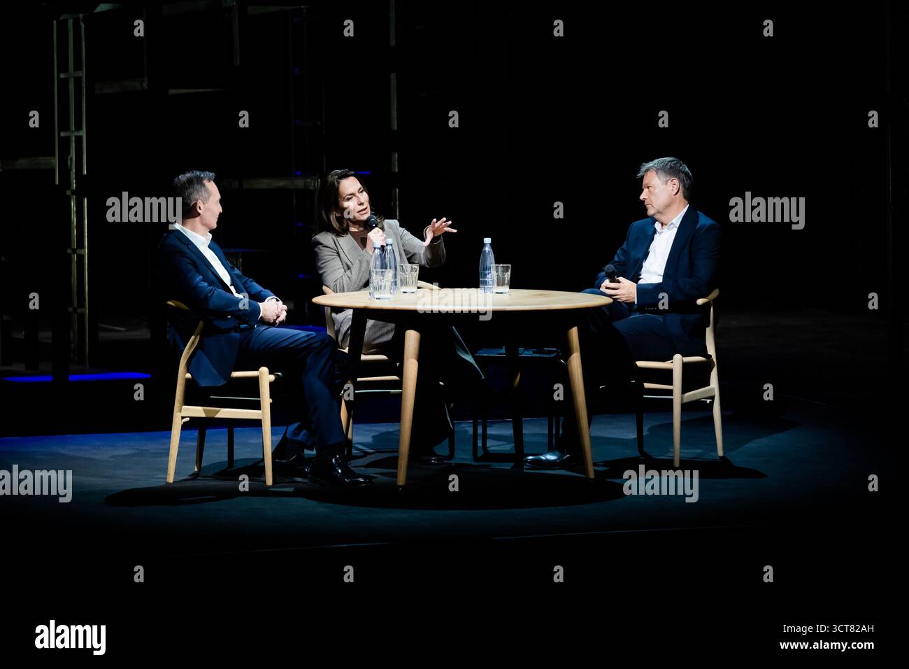 Berlin, Deutschland. Oktober 2025. Robert Habeck (Bündnis 90/die Grünen, (r-l)), Moderatorin und ehemalige Vizekanzlerin Anne will, Journalistin, und Volker Wissing (Nichtpartei), ehemaliger Bundesverkehrsminister, diskutieren bei "Habeck Live" im Berliner Ensemble. Zum Auftakt der Gesprächsreihe wird der ehemalige Vizekanzler Habeck das Thema "brauchen Demokratien einen Notfall?" diskutieren. Mit der Journalistin Anne will und dem Anwalt und Politiker Volker Wissing. Quelle: Christoph Soeder/dpa/Alamy Live News Stockfoto