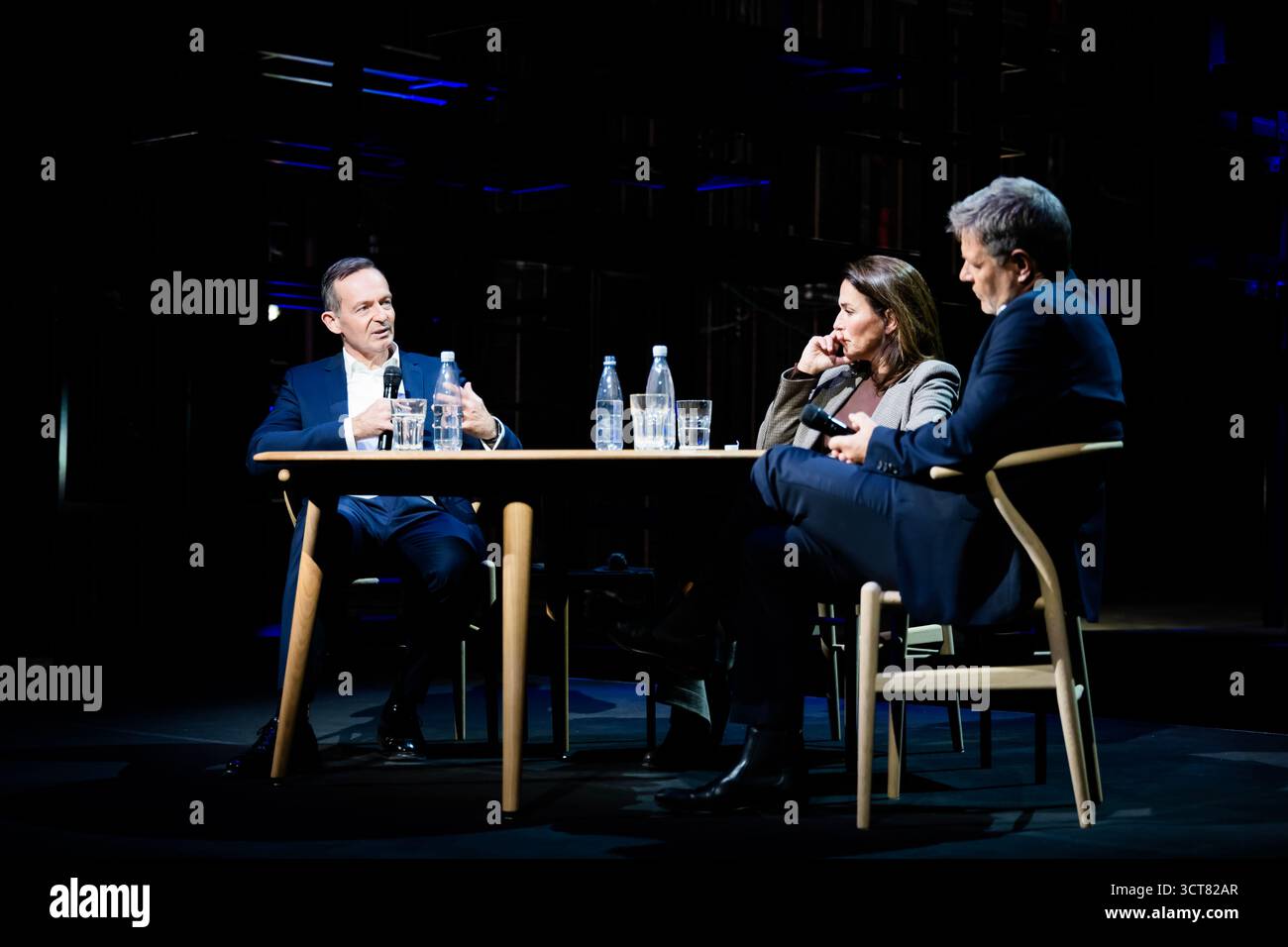Berlin, Deutschland. Oktober 2025. Volker Wissing (Nichtpartei, l-r), ehemalige Bundesverkehrsministerin Anne will, Journalistin, und Robert Habeck (Allianz 90/die Grünen), Moderator und ehemaliger Vizekanzler, diskutieren im Berliner Ensemble bei 'Habeck Live'. Zum Auftakt der Gesprächsreihe wird der ehemalige Vizekanzler Habeck das Thema "brauchen Demokratien einen Notfall?" diskutieren. Mit der Journalistin Anne will und dem Anwalt und Politiker Volker Wissing. Quelle: Christoph Soeder/dpa/Alamy Live News Stockfoto