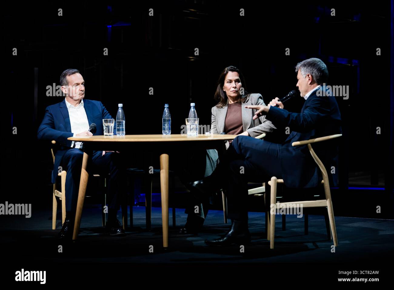 Berlin, Deutschland. Oktober 2025. Volker Wissing (Nichtpartei, l-r), ehemalige Bundesverkehrsministerin Anne will, Journalistin, und Robert Habeck (Allianz 90/die Grünen), Moderator und ehemaliger Vizekanzler, diskutieren im Berliner Ensemble bei 'Habeck Live'. Zum Auftakt der Gesprächsreihe wird der ehemalige Vizekanzler Habeck das Thema "brauchen Demokratien einen Notfall?" diskutieren. Mit der Journalistin Anne will und dem Anwalt und Politiker Volker Wissing. Quelle: Christoph Soeder/dpa/Alamy Live News Stockfoto