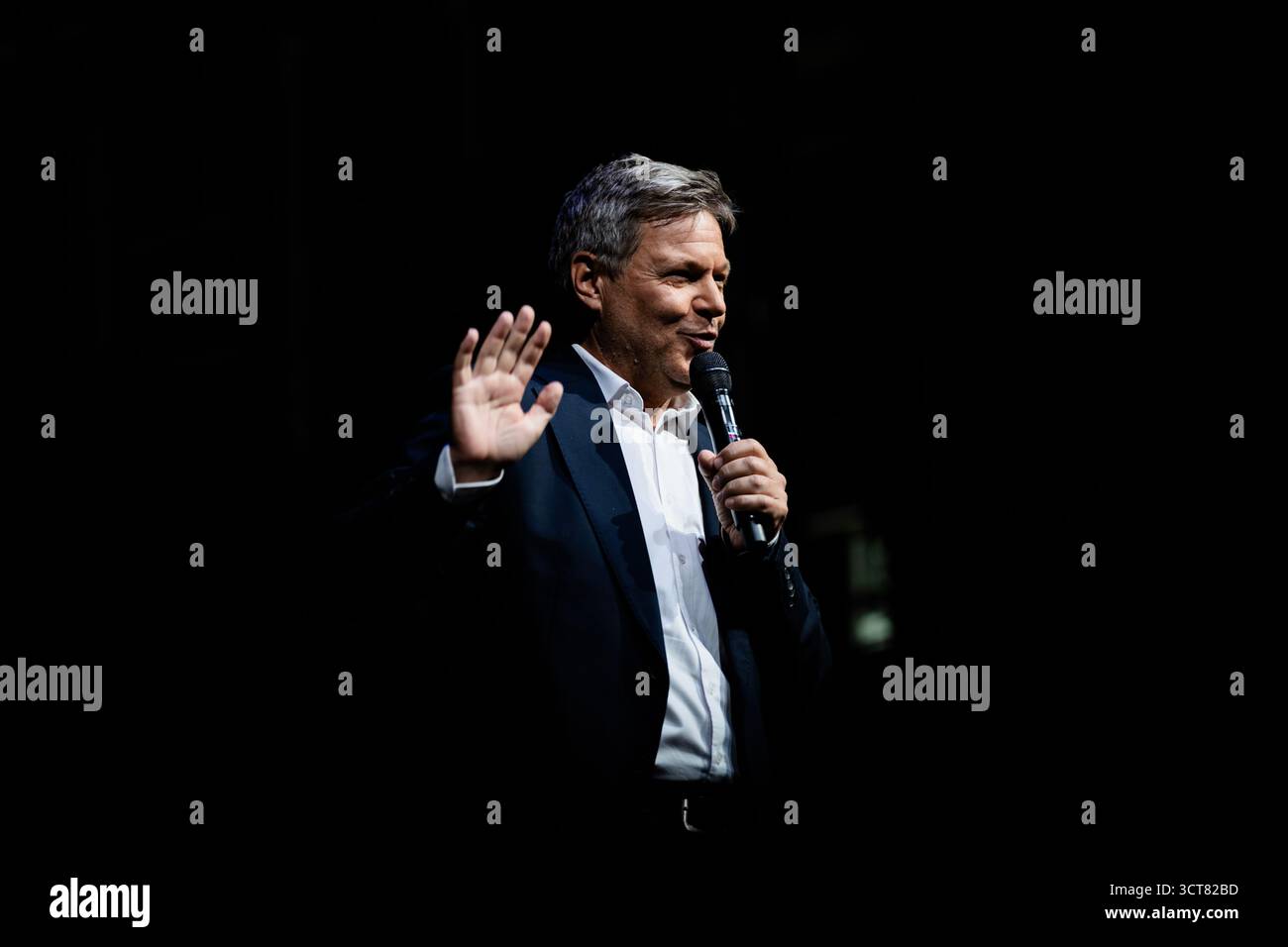 Berlin, Deutschland. Oktober 2025. Robert Habeck (Bündnis 90/die Grünen), Moderator und ehemaliger Vizekanzler, spricht bei „Habeck Live“ im Berliner Ensemble. Zum Auftakt der Gesprächsreihe wird der ehemalige Vizekanzler Habeck das Thema "brauchen Demokratien einen Notfall?" diskutieren. Mit der Journalistin Anne will und dem Anwalt und Politiker Volker Wissing. Quelle: Christoph Soeder/dpa/Alamy Live News Stockfoto