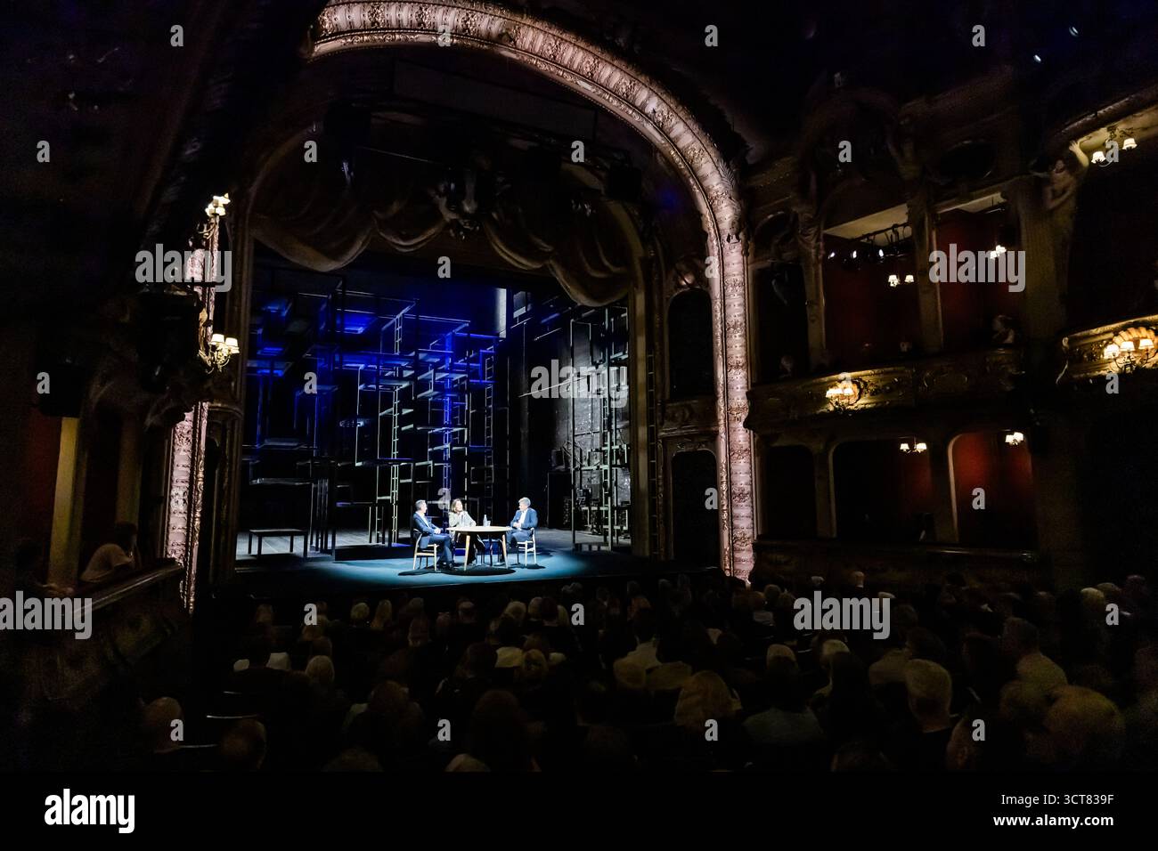 Berlin, Deutschland. Oktober 2025. Robert Habeck (Bündnis 90/die Grünen, (r-l)), Moderatorin und ehemalige Vizekanzlerin Anne will, Journalistin, und Volker Wissing (Nichtpartei), ehemaliger Bundesverkehrsminister, diskutieren bei "Habeck Live" im Berliner Ensemble. Zum Auftakt der Gesprächsreihe wird der ehemalige Vizekanzler Habeck das Thema "brauchen Demokratien einen Notfall?" diskutieren. Mit der Journalistin Anne will und dem Anwalt und Politiker Volker Wissing. Quelle: Christoph Soeder/dpa/Alamy Live News Stockfoto